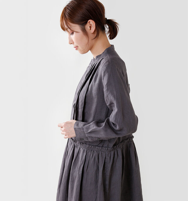 しっかりと弾力のある
リネンの豊かな風合いを活かした
プレーンなデザイン。
ウエストにくしゅくしゅと
寄せられた細かなギャザーが
アクセントを効かせます。