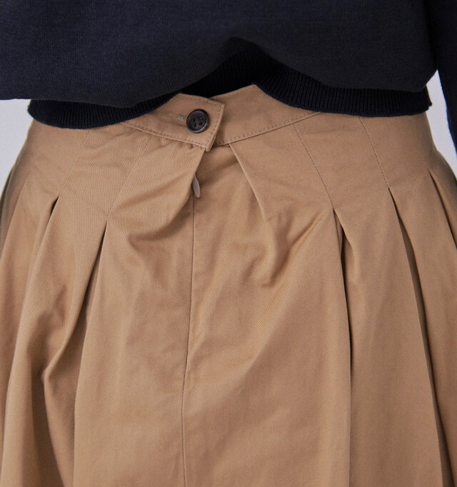 ※画像は定番カラーのBEIGE
後ろ姿にも特徴が。バックの釦部分が若干のVラインになっているので、トップスをインして着用した際の腰回りをすっきりと見せてくれます。