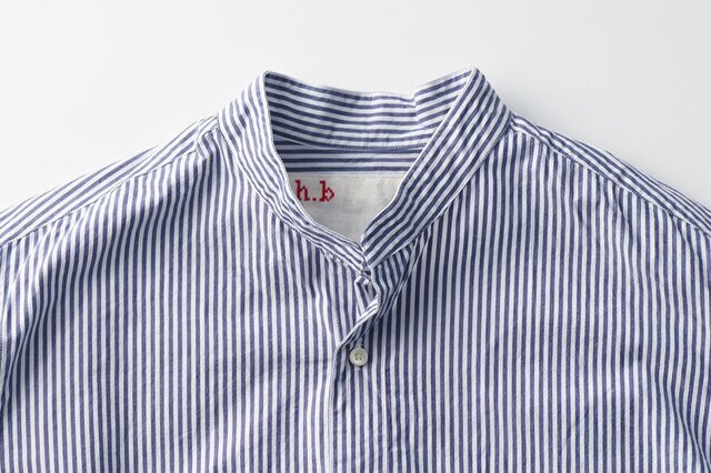 台襟部分にはボタンが無く、すっきりとした印象。織りネームにはh.bの赤い刺繍