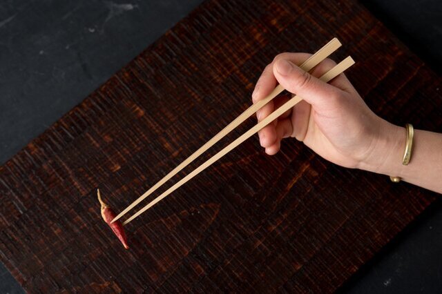 お箸は東屋の竹箸はいかがでしょうか。スラッとした細身で、極めてシンプルなデザイン。丁度良い長さと太さのバランスが、使いやすさと見た目の美しさを兼ね備えており、性別を問わずお使いいただけます。