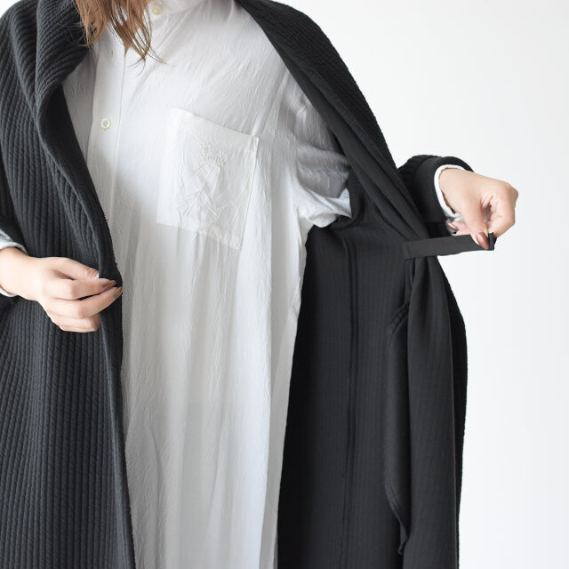 内側と外側はそれぞれ2箇所に隠しボタンがあり、前を閉じて着用できる優れたデザイン。