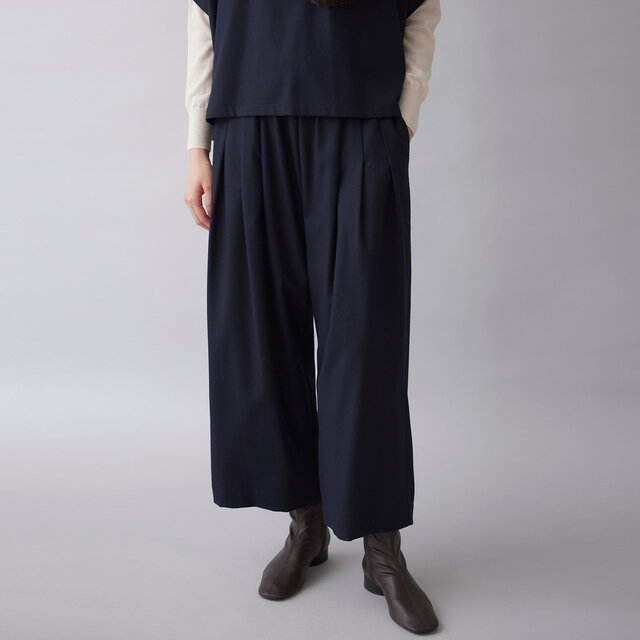 3本タックの配置が、美しいラインを生み出します。