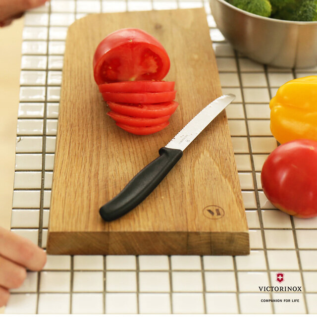 トマトも野菜も何にでも！
ヴィクトリノクスのナイフは切れ味抜群のキレモノです。
キッチンに一つ、テーブルに一ついかがでしょう！