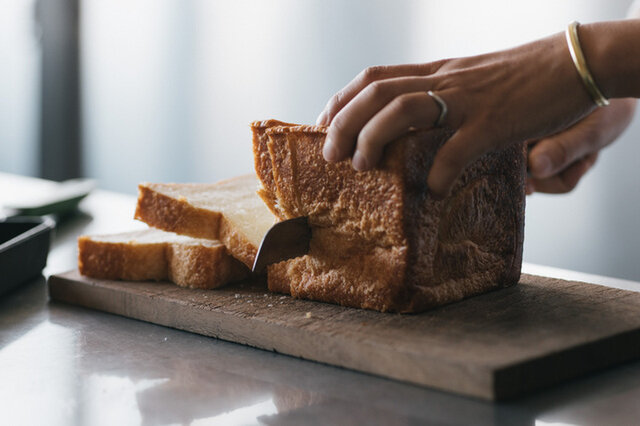 パンを冷凍する場合は切り分けてから冷凍すると、後々食べたい分だけ解凍できるので便利です。