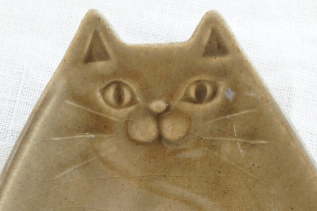 よしざわ窯｜き１１９　　おすわり猫の楕円皿（貫入/釉ヒビあり）