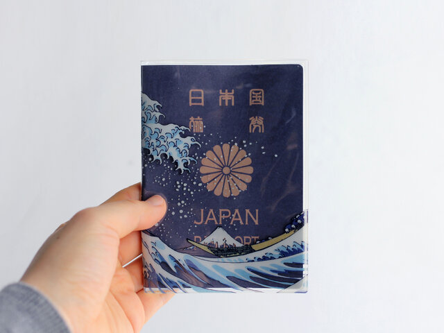 5年~10年も使用するパスポート。しっかりと、そしてユーモアたっぷりに守ってくれます。