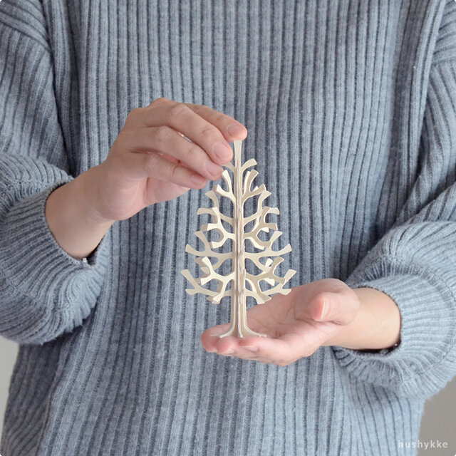 フィンランドのバーチ（白樺）で作られた、lovi（ロヴィ）のミニクリスマスツリーです。
高さが14cmと、手のひらにちょこんと乗るほどの大きさです。
