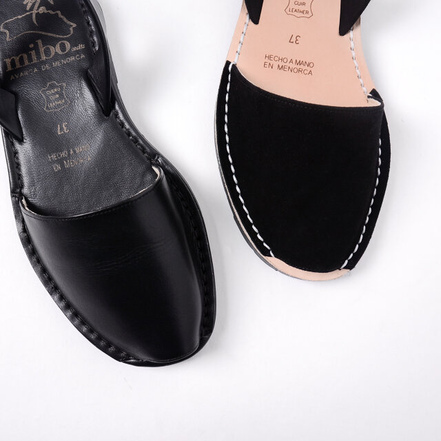 「negro-leather」はキメの細かい柔らかなシボレザー。
スエードレザーとは異なる表情をお楽しみいただけます。