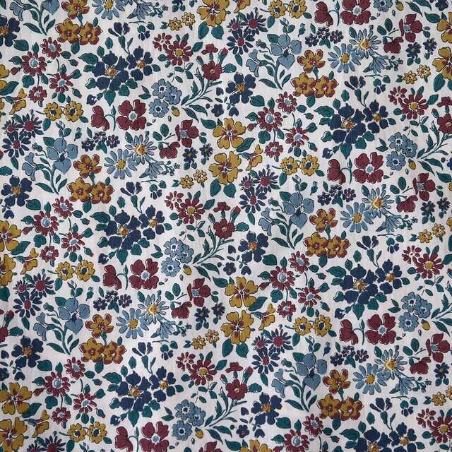 <Annabella>
1930年代の典型的な花柄は、元々はシルバースタジオによってデザインされました。アーサー・シルバーにより設立されたこのテキスタイル・デザイン・ハウスは、1890 年代後半の初期からリバティのために働いていました。小さな生地見本からリドローされた様々な種類の花が描かれたこのデザインは、2019 年のクラシックレンジ、そして2020 年のジャパン・エターナル・コレクションのために特別に選ばれました。