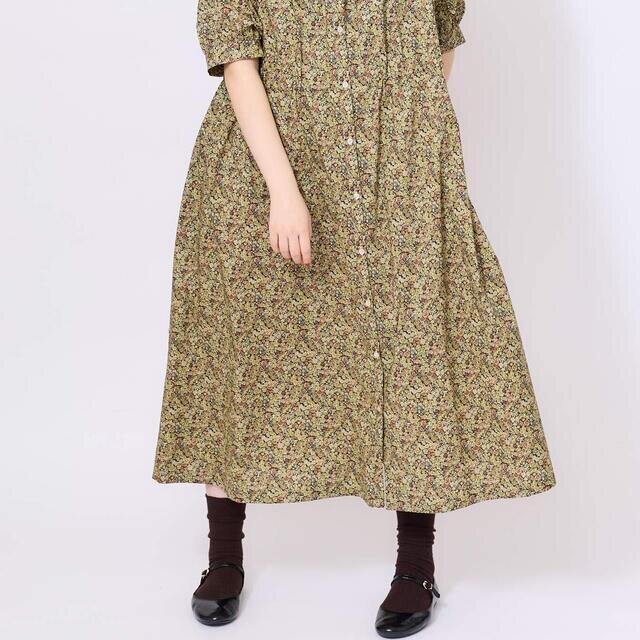 美しい落ち感で、裾は広がりすぎないシルエットに。