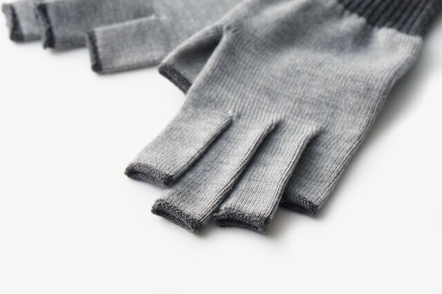 ウールの滑らかな肌触り。指先がほつれてこないように、高い技術で編み上げられています。