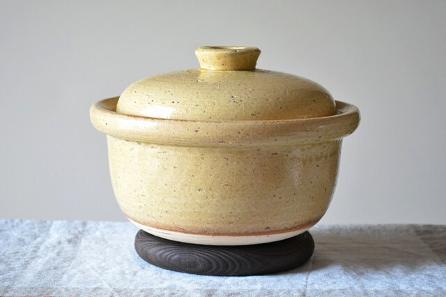 土鍋にしては珍しく、持ち手がついていないデザインで、キッチンの少ないスペースでも場所をとりません。