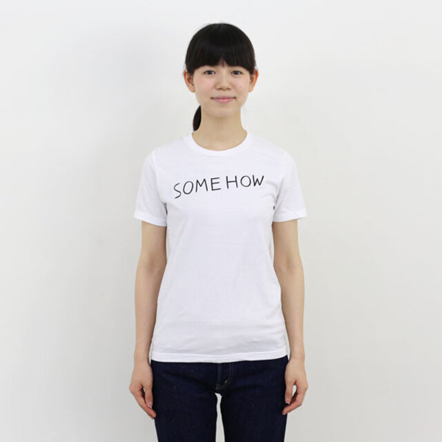 シンプルに「SOMEHOW」と書かれたTシャツ。
「SOMEHOW」とは、「(具体的な方法はともかく)なんとかして」という意味。
ユーモアのあるデザインで、Tシャツを着ている人だけでなく、周囲も楽しませてくれそう。