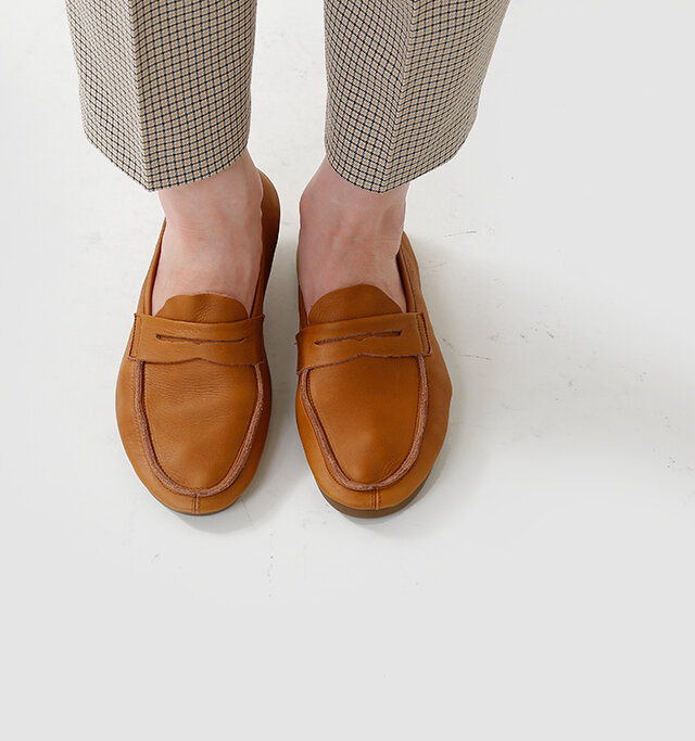 ペニーローファーをモチーフとして、
靴型を用いず、
非常に柔らかく仕上げた
スリップオンシューズ。
くたっとこなれた雰囲気でありながら、
快適な履き心地を与えてくれる1足。