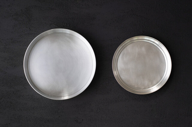写真左：TANKER 2　写真右：真鍮銀メッキお盆(大サイズ)