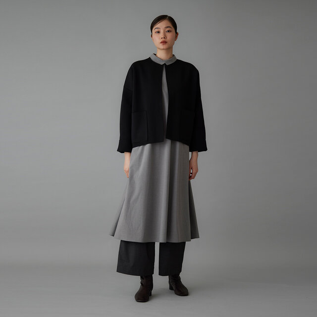 ジャケットを合わせると、クラシカルな雰囲気が深まります。