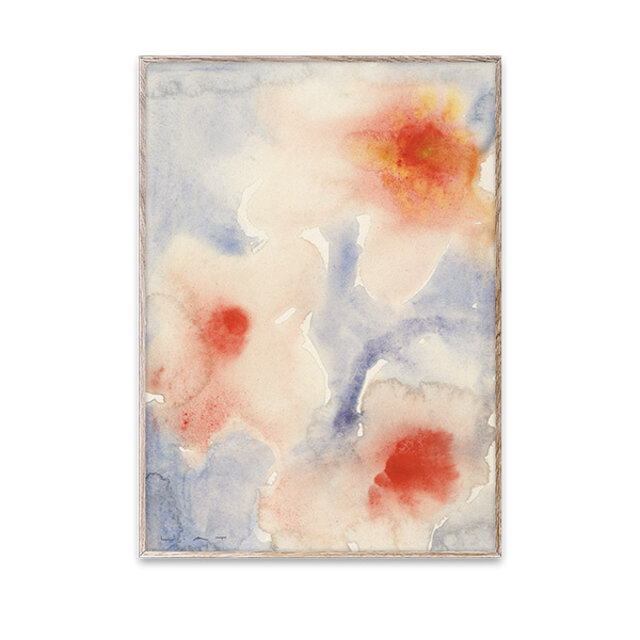 「Three Flowers」は従来の静物画に対し、抽象的なアプローチで表現。自然さと意外性に焦点を当てて描かれた水彩の大きな花々は、豊かな赤が柔らかなピンクや青に変化し、美しく融合しています。

