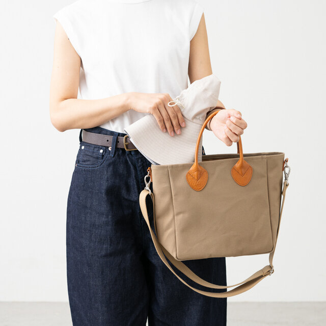 とっても軽くて、コンパクトに折りたためるから、持ち歩くのに便利。お散歩や旅行の時も邪魔になりません。