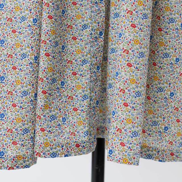 <Katie and Millie>
2013年春夏コレクションで発表された柄で、リバティのアーカイブに収められていた1920年代の柄をヒントにして生まれた風になびくような小花柄です。