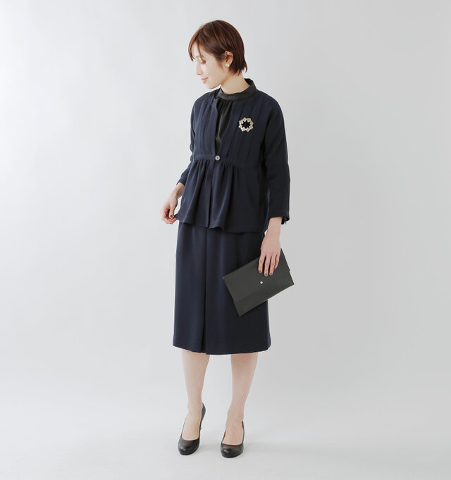 model yama:167cm / 49kg
color : navy / size : 40
同素材のワンピースやセットアップで着られるスカートも、シリーズ商品でご用意しています。