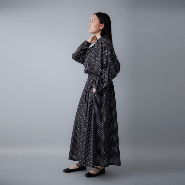 ほどよい袖のボリュームが、動くたびにやさしい空気感をまといます。