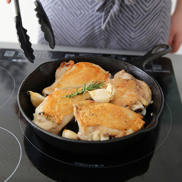 家族分の料理が一気に作れる9インチ。メインディッシュの鶏のローストもこの通り。場所によっての温度ムラが少ないから、より一層ジューシーに作ることができます。