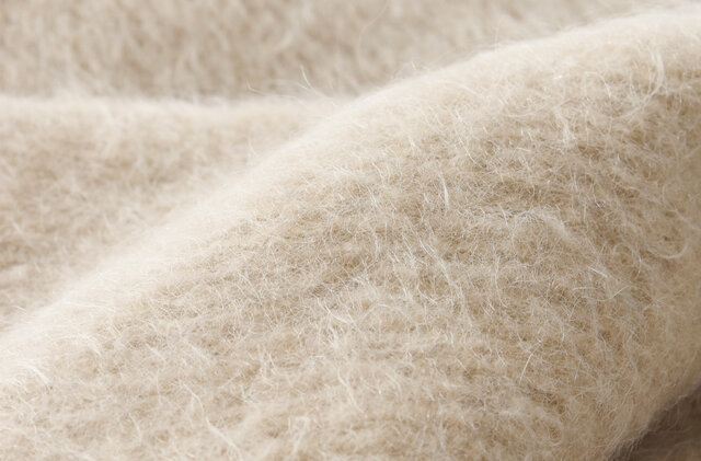 モヘア 38% / ウール 38% / ナイロン 19% / ポリウレタン 5%