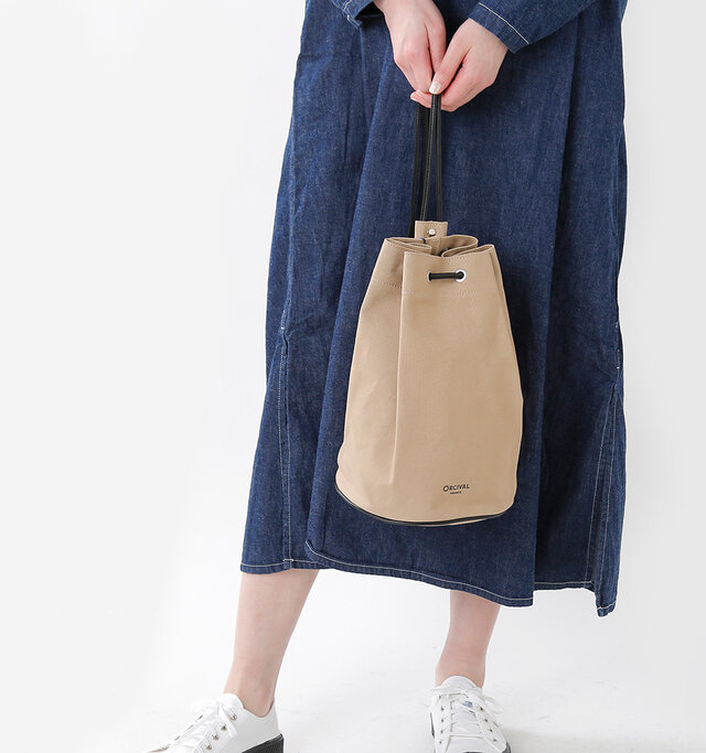 デザイン性のあるバッグなので、
コーディネートの外し
アイテムとしても活躍してくれます。