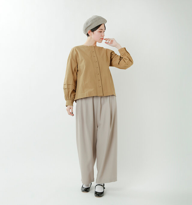 model saku:163cm / 43kg
color : beige / size : F
