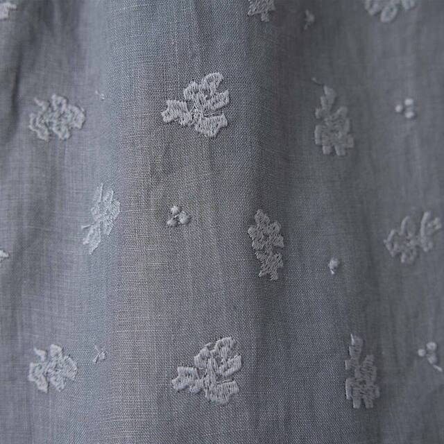 チャコールグレーは、同色の刺繍糸を合わせ、シックで奥行きのある仕上がりに。