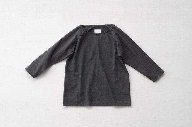 ■錫色
2019年4月に仲間入りした錫色(すずいろ)です。墨黒と同じ硫化鉄媒染染めなので、じっくりと色落ちしていきます。男女ともに人気な渋めのカラー。経年変化がとにかく楽しみ!