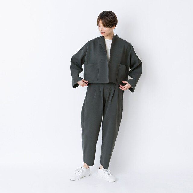 color:チャコールグレー