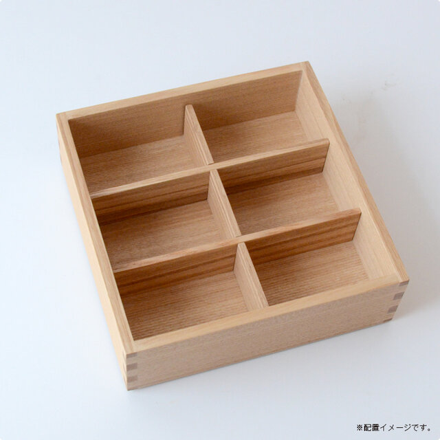 仕切りを入れた状態。おかずを小分けしたい時に便利です。