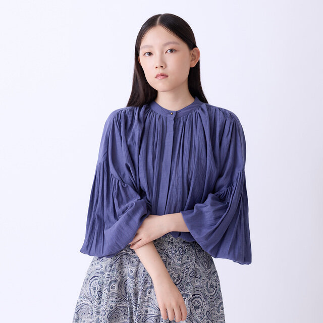 タックインすることでギャザーの立体感が引き立ち、すっきりとバランスよく着こなせます。