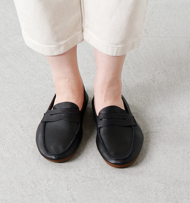 ペニーローファーをモチーフとして、
靴型を用いず、
非常に柔らかく仕上げた
スリップオンシューズ。
くたっとこなれた雰囲気でありながら、
快適な履き心地を与えてくれます。
素足で合わせて頂いても、
涼しげで小粋なコーディネートに
まとめてくれますね。