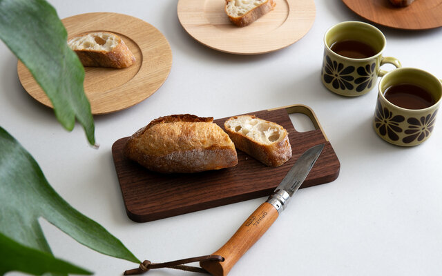 パンを切ってそのままトレイとして食卓へ
奥のリム皿：左からオーク、メープル、チェリー
