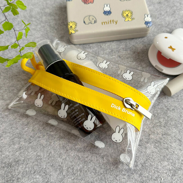 リップやミニコスメを入れるのにちょうど良いサイズ。