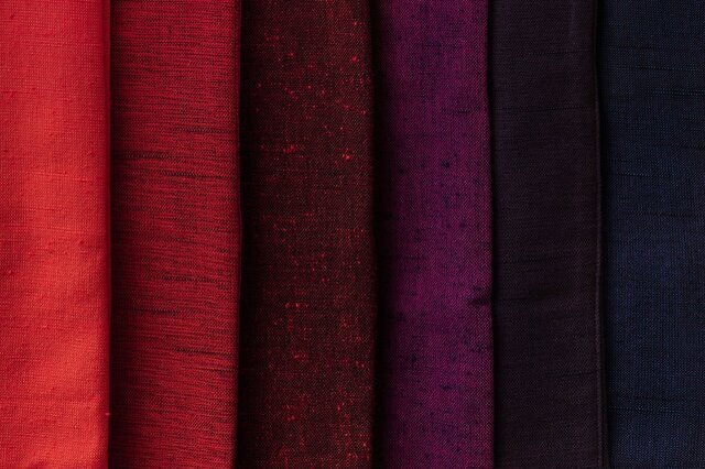 色鉛筆を思わせるカラーバリエーション。
左から　朱色/しゅいろ　赤色/あかいろ　濃紅/こいくれない　紅紫/べにむらさき　深紫/ふかむらさき　紺藍/こんあい