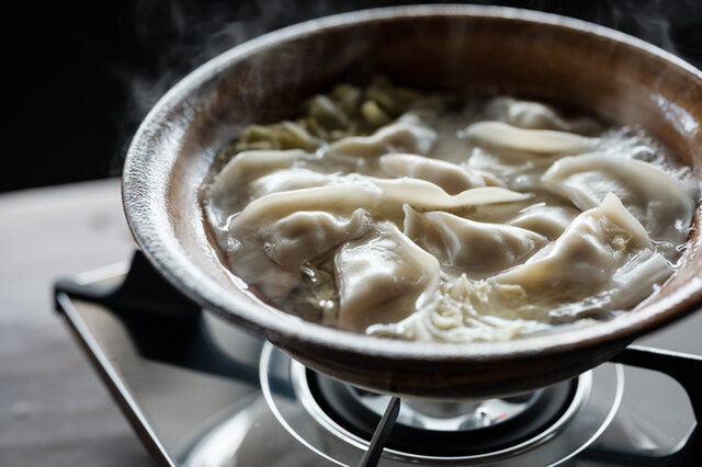 白菜を茹でたスープに水ぎょうざを入れて温めるだけでメイン料理に