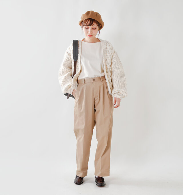 model yama:167cm / 49kg
color : ecru / size : F
装飾と言えるものがないほどシンプルなデザインなので、流行に左右されず長く愛用できます。