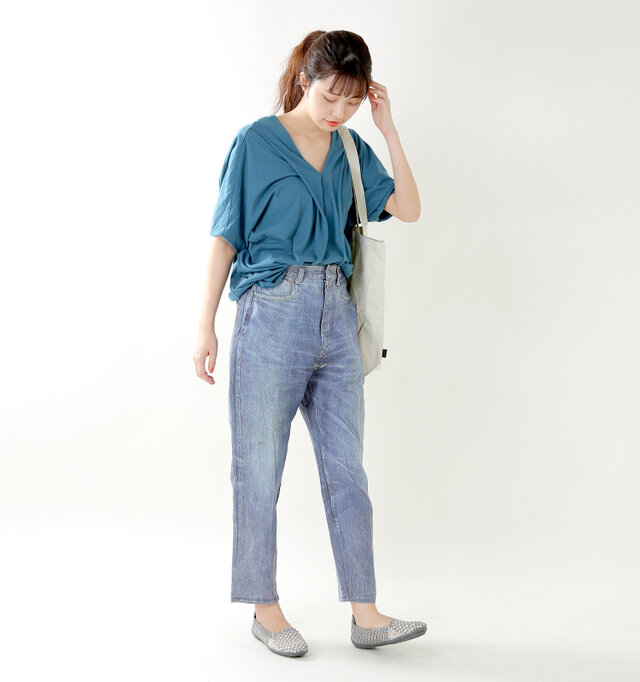 model kanae:167cm / 48kg
color : gray / size : 38
無駄のないフォルムはスタイリッシュで、タウンユースとしてもおしゃれで快適な履き心地が堪能できます。