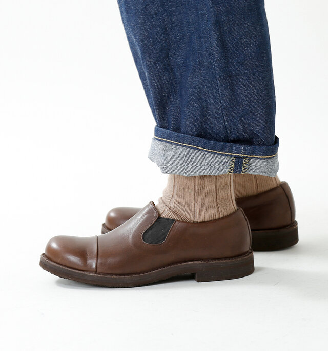 約2.5cmの安定感あるヒール高とvibram社製のラバーソールを採用し、軽さ・耐久性ともに◎。
シンプルなデザインなので飽きか来ず、長くご愛用頂ける一足です。