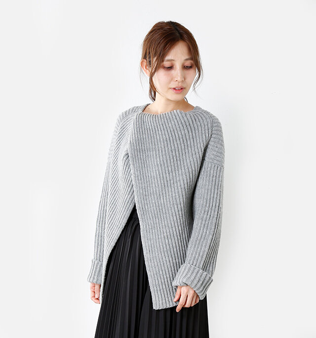 前後で着られる2wayデザインが
コーディネートの幅を広げてくれます。
ゆったりとしたオーバーサイジングで、
リラックスした着心地。
バックを開いたオープンなデザインが
こなれたレイヤードスタイルを演出します。
厚みのあるウールニットは保温性抜群で、
秋冬に温かなコーディネートをお楽しみ頂けます。