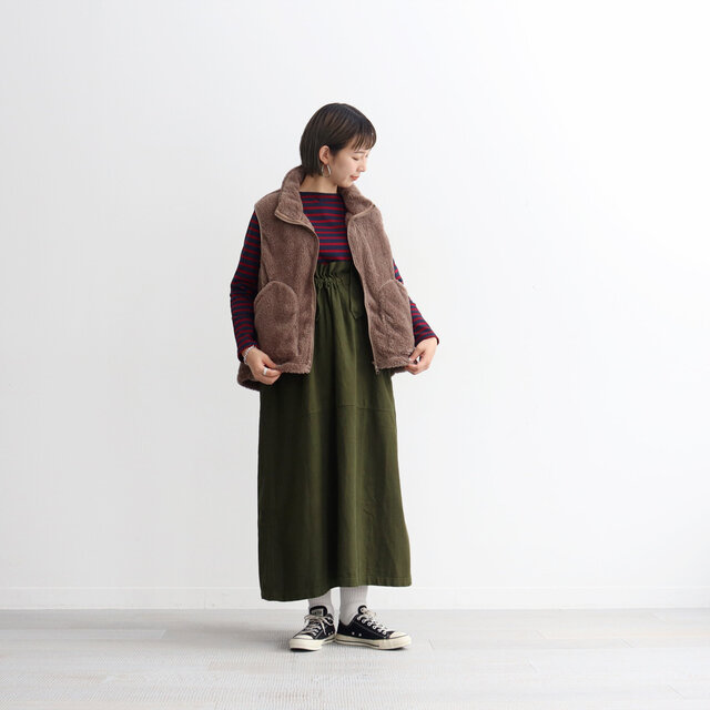 フロントの大ぶりのポケットもシンプルすぎず、良いアクセントに!
シンプルなスタイリングに少しこなれ感をプラスしてくれるアイテム!