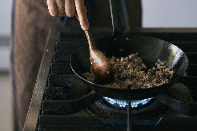 カンカンに熱したフライパンで炒めましょう。まずはひき肉から。