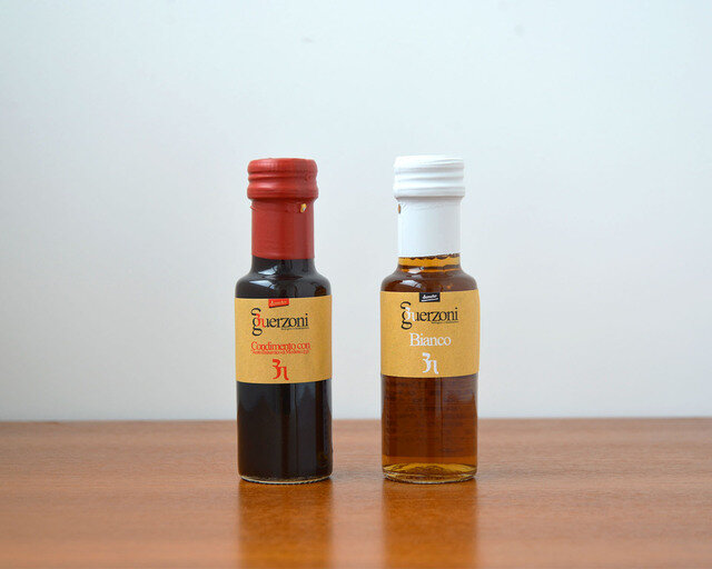 左から　グエルゾーニ 有機バルサミコ酢、有機ホワイトバルサミコ酢