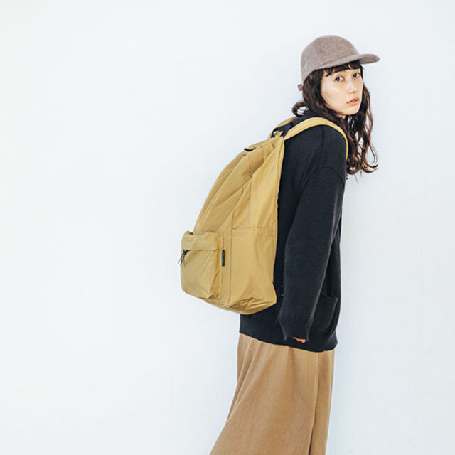 大きなサイズですが横マチはすっきりしているので女性にも◎電車で行く国内旅行におすすめ。