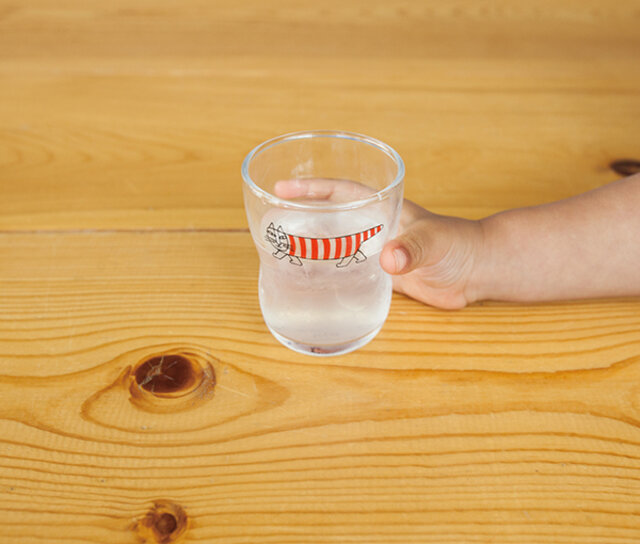 くびれたフォルムは小さな手にもしっかり持ちやすく、飲み口も厚めに設計されているので安心です。