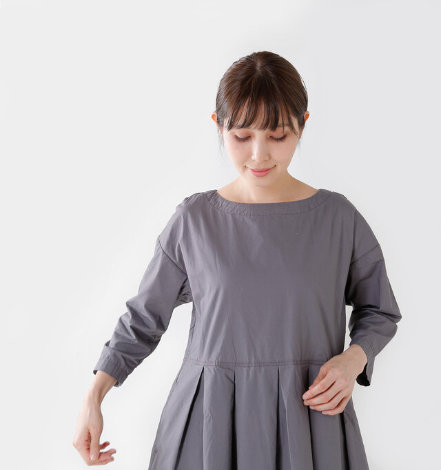 第1弾で完売カラーが!
後ろ姿も愛らしい。
ふんわり上品な
シルエットのタックワンピース