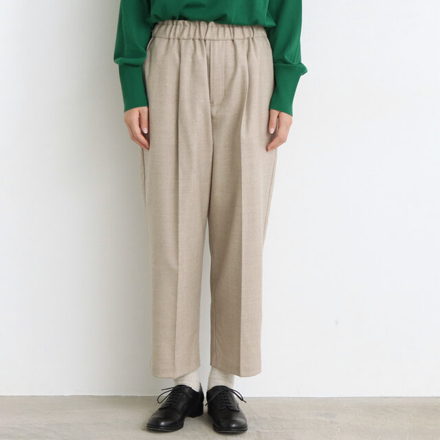 センタープレスの効いたきれいめな印象のハイウエストパンツ。